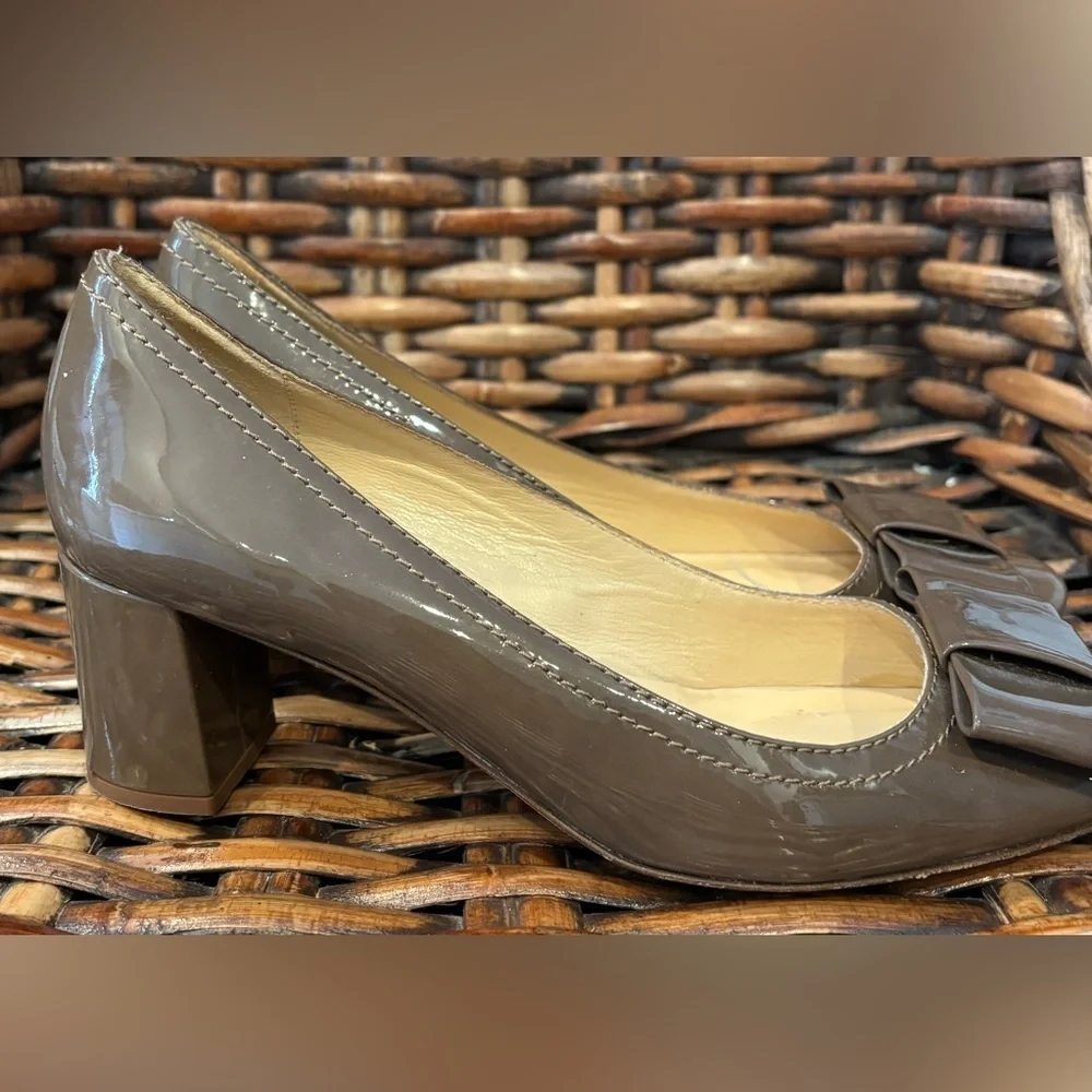 kate spade Taupe Patent Block Heel Pumps with Bow in size 8.5